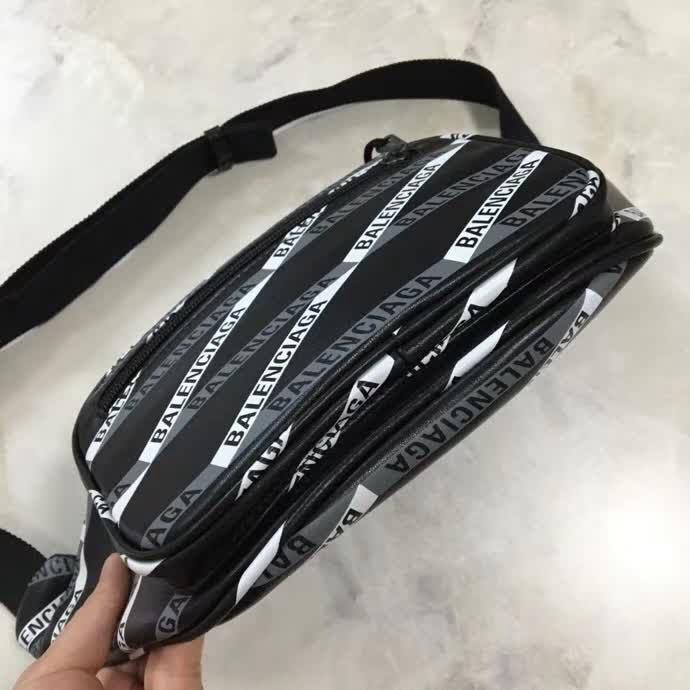 BALENCIAG巴黎世家 專櫃同步更新 塗鴉胸包腰包 簡約兩用包 可做胸包或者腰包  BL1130
